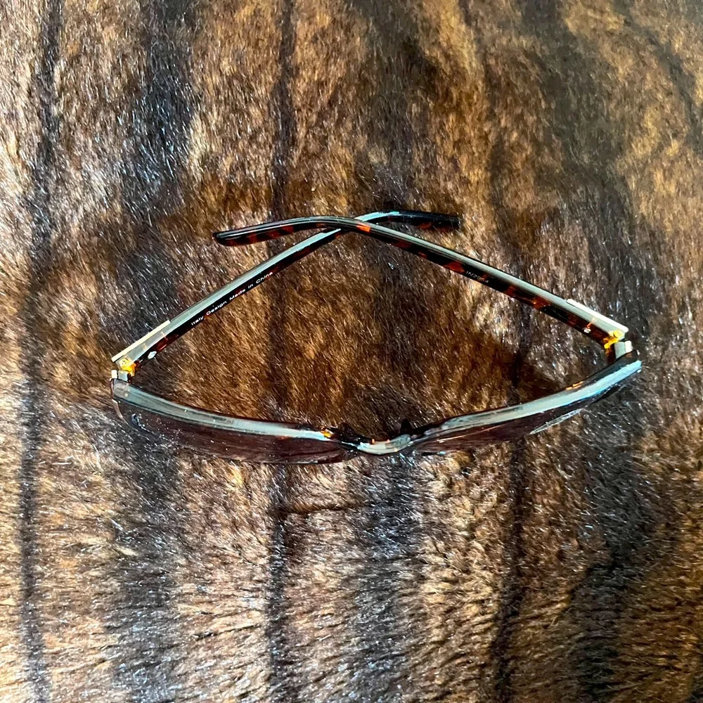 Tortoise Shell Square Frames With Gold Accents Sunglasses Women Color Brown